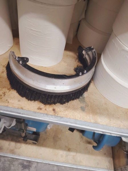 Align and install the brush disc component